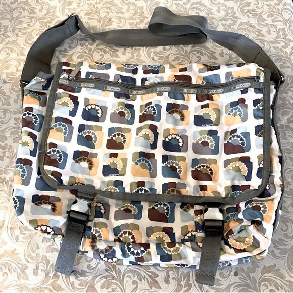 LeSortsac Crossbody Messenger Book Bag Floral Pattern has slight wear on bottom - Picture 1 of 11